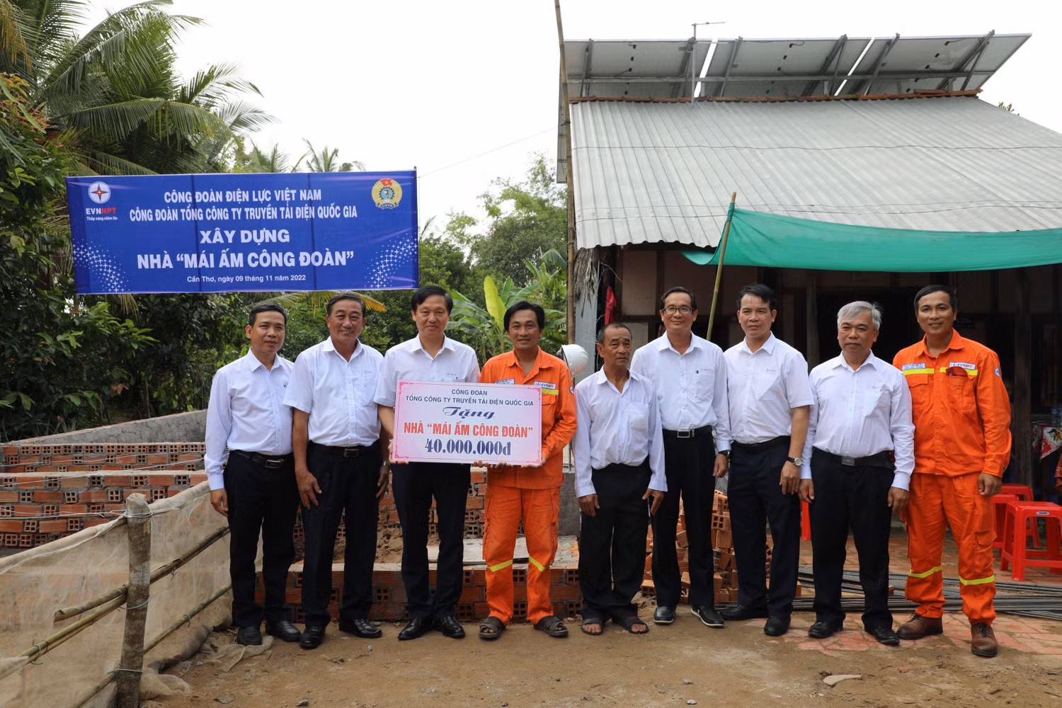 Ông Trịnh Tuấn Sơn, Chủ tịch Công đoàn Tổng công ty Truyền tải điện Quốc gia thay mặt cho Lãnh đạo Tổng công ty Truyền tải điện Quốc gia trao số tiền hỗ trợ 40.000.000 đồng.
