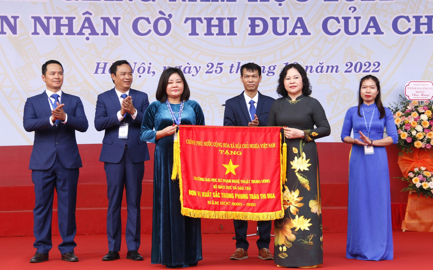 Thứ trưởng Ngô Thị Minh trao Cờ thi đua của Chính phủ đến đại diện Trường Đại học Sư phạm Nghệ thuật Trung ương.