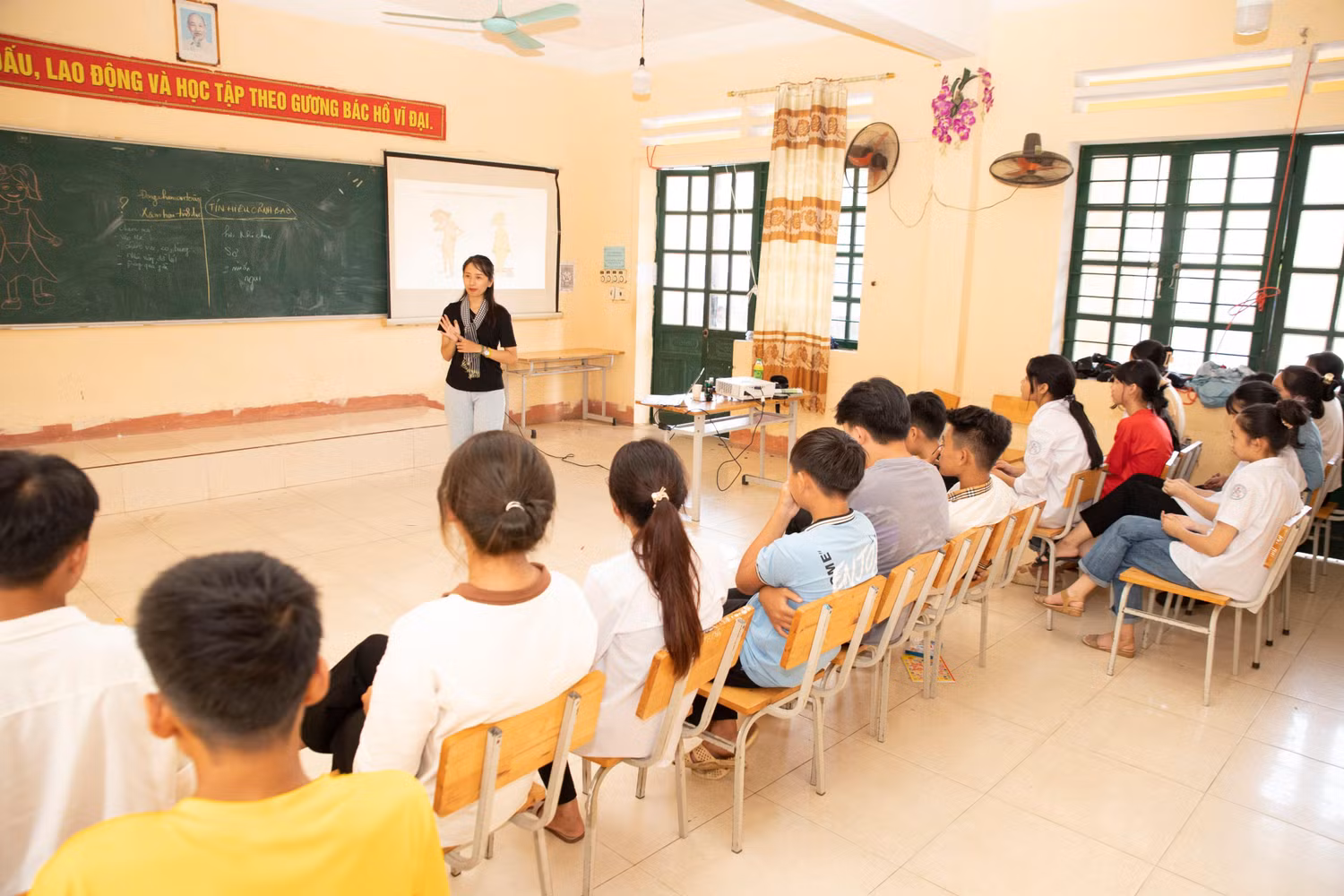 Chương trình thiện nguyện tổ chức 10 lớp học tập huấn chống xâm hại tình dục trẻ và dạy võ tự vệ cho 305 học sinh Trường Trung học cơ sở Bản Vược. Chương trình thiện nguyện tổ chức 10 lớp học tập huấn chống xâm hại tình dục trẻ và dạy võ tự vệ cho 305 học sinh Trường Trung học cơ sở Bản Vược.