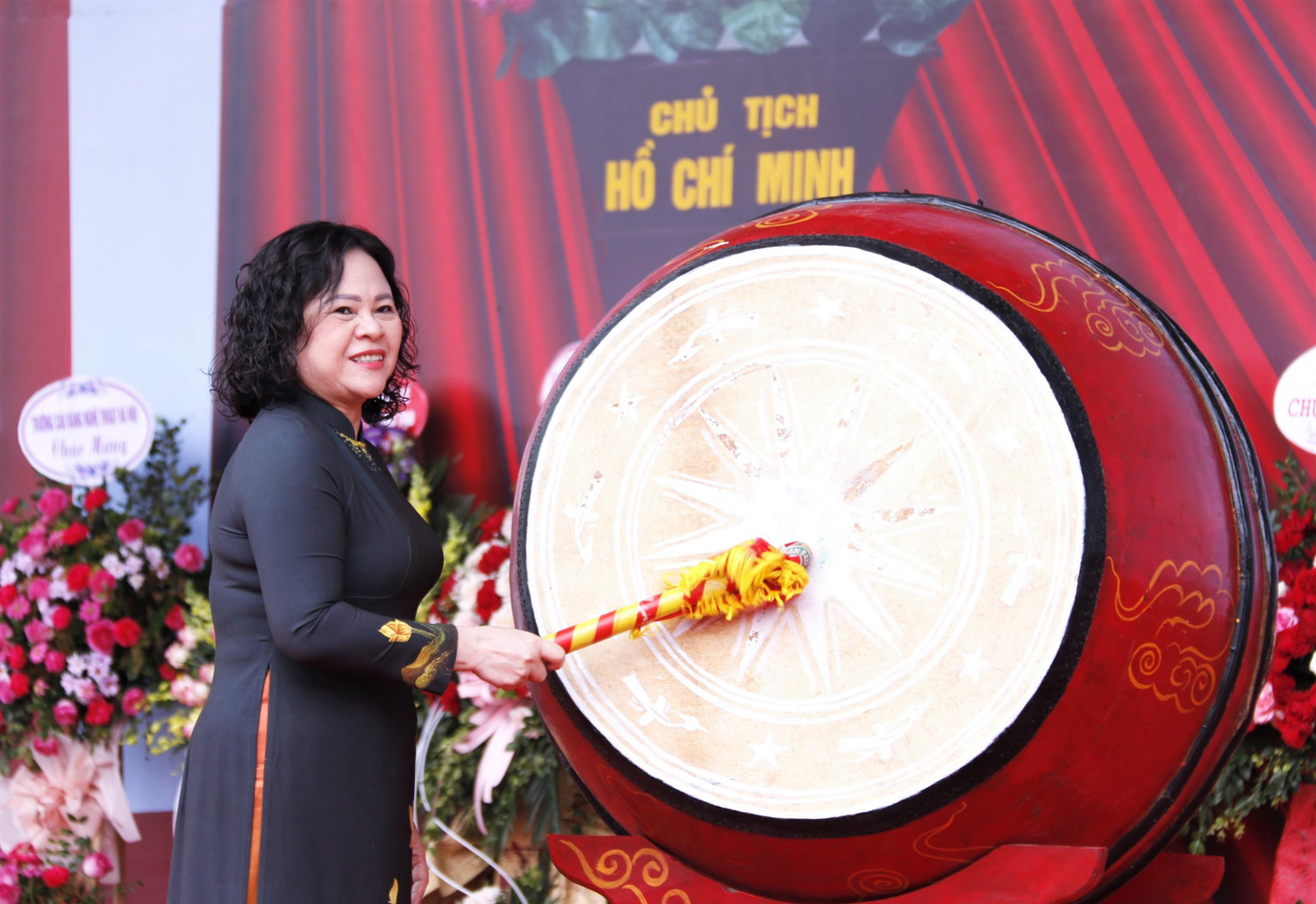 Thứ trưởng Bộ Giáo dục và Đào tạo Ngô Thị Minh đánh trống khai trường.