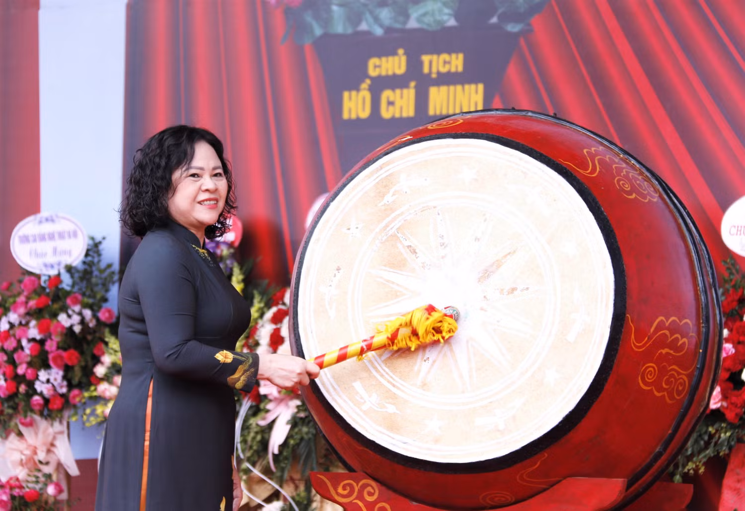 Thứ trưởng Bộ Giáo dục và Đào tạo Ngô Thị Minh đánh trống khai trường.