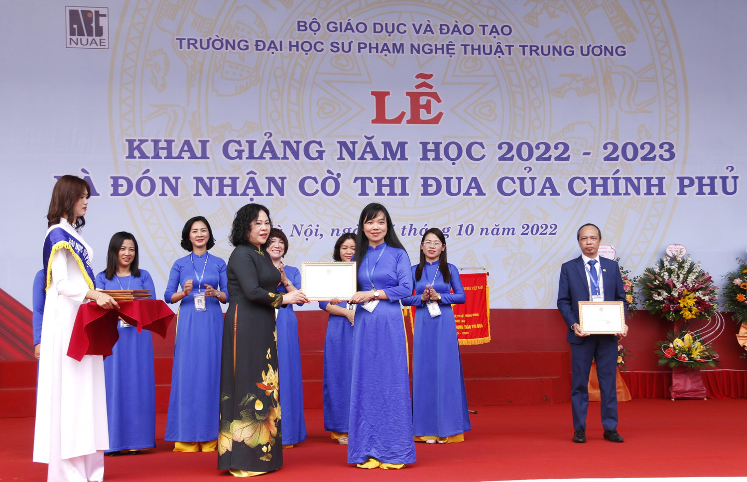 Thứ trưởng Ngô Thị Minh cũng trao bằng khen của Bộ trưởng Bộ Giáo dục và Đào tạo cho các tập thể và cá nhân xuất sắc trong năm học 2021-2022.