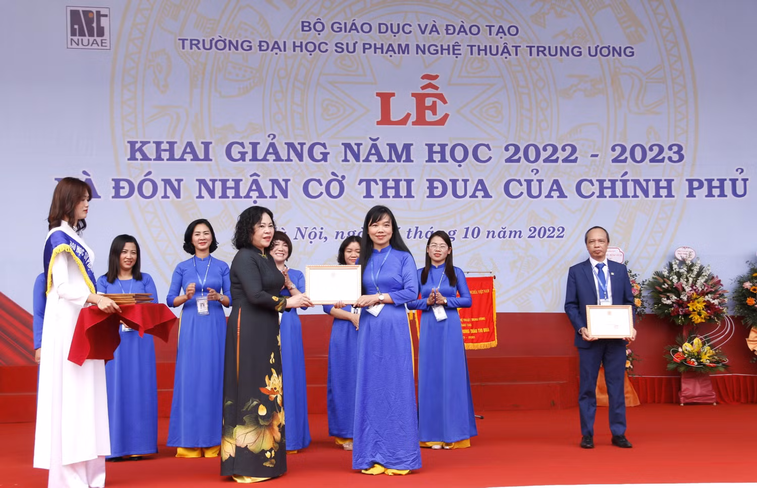 Thứ trưởng Ngô Thị Minh cũng trao bằng khen của Bộ trưởng Bộ Giáo dục và Đào tạo cho các tập thể và cá nhân xuất sắc trong năm học 2021-2022.
