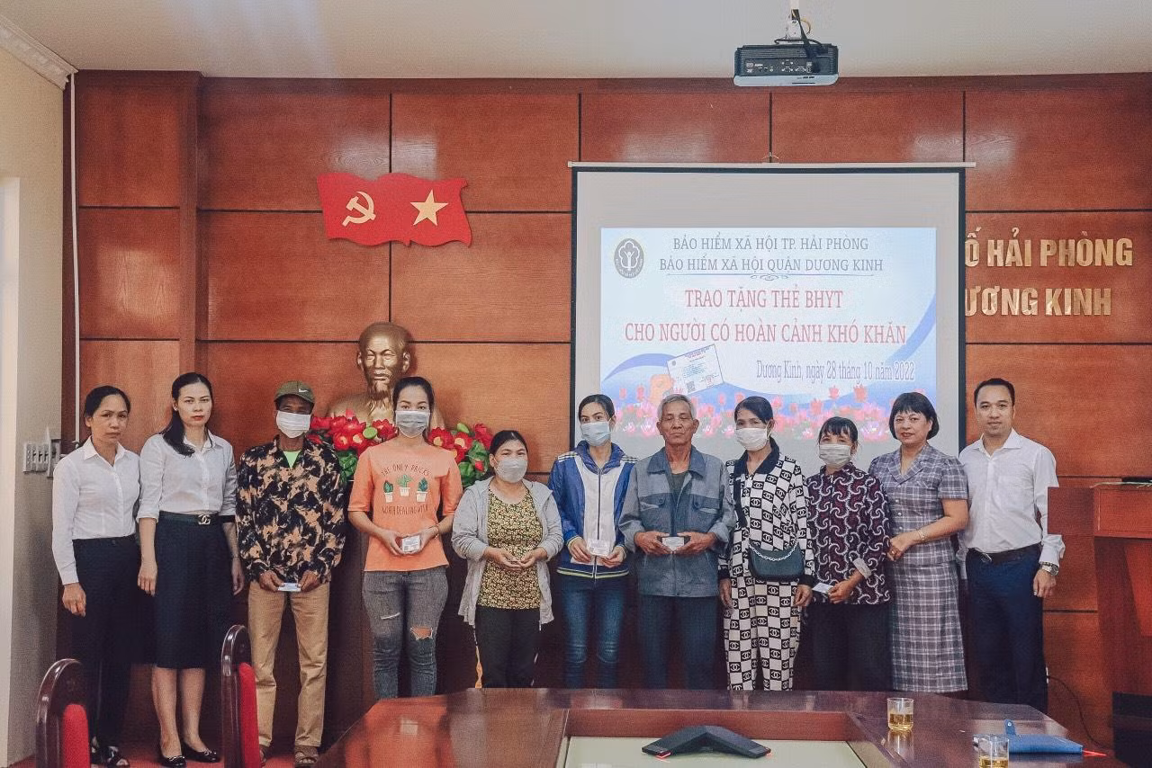 Bảo hiểm xã hội quận Dương Kinh tổ chức hội nghị trao tặng thẻ bảo hiểm y tế cho 10 người dân có hoàn cảnh khó khăn trên địa bàn quận.