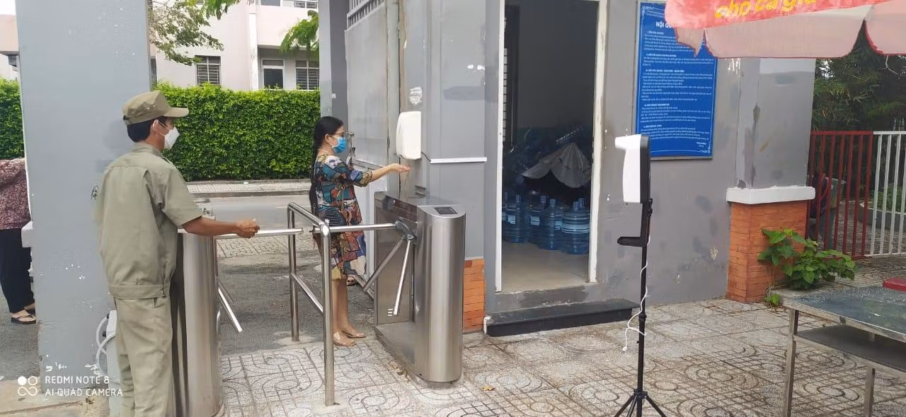 Học sinh và khách vào trường sẽ được rửa tay sát khuẩn ngay từ cổng vào.