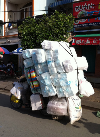 Chở hàng cồng kềnh. Ảnh: Phạm Nguyễn Vĩnh Huy. Chở hàng cồng kềnh. Ảnh: Phạm Nguyễn Vĩnh Huy.