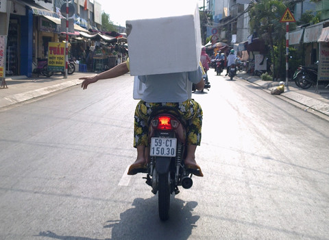 Nón bảo hiểm kiểu mới, chụp trên đường Tôn Thất Thuyết, quận 4, TP. HCM. Ảnh: Phan Thanh Tuấn. Nón bảo hiểm kiểu mới, chụp trên đường Tôn Thất Thuyết, quận 4, TP. HCM. Ảnh: Phan Thanh Tuấn.