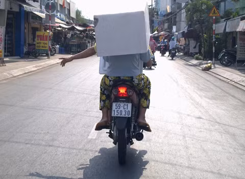 Nón bảo hiểm kiểu mới, chụp trên đường Tôn Thất Thuyết, quận 4, TP. HCM. Ảnh: Phan Thanh Tuấn.