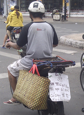 "Biển chữ". Chụp tại ngã tư Trần Phú - Nguyễn Trãi, quận 5. Ảnh: Huynh Hoc Trung. "Biển chữ". Chụp tại ngã tư Trần Phú - Nguyễn Trãi, quận 5. Ảnh: Huynh Hoc Trung.