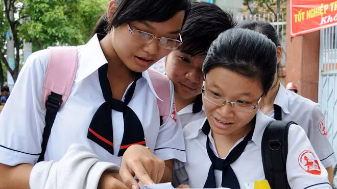 Các thí sinh trao đổi với nhau sau khi hoàn thành môn thi Ngoại Ngữ tại hội đồng thi THPT Hoàng Hoa Thám, quận Bình Thạnh, TP.HCM chiều 4/6. Ảnh: Minh Đức.