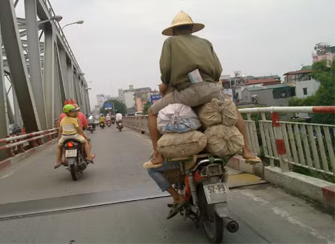 Hình ảnh chụp vào trưa ngày 23/06/2012 trên cầu Chương Dương. Ảnh: Đỗ Cao Ngọc. Hình ảnh chụp vào trưa ngày 23/06/2012 trên cầu Chương Dương. Ảnh: Đỗ Cao Ngọc.