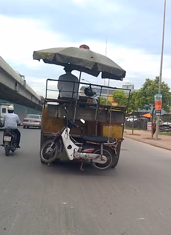 Chụp tại đường Phạm Hùng, Hà Nội. Ảnh: Tue Nguyen. Chụp tại đường Phạm Hùng, Hà Nội. Ảnh: Tue Nguyen.