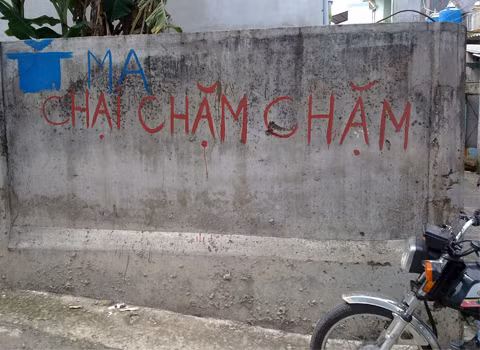 Viết sai chính tả "(Có) Ma. Chạy chậm chậm". Ảnh: Phong Thủy. Viết sai chính tả "(Có) Ma. Chạy chậm chậm". Ảnh: Phong Thủy.