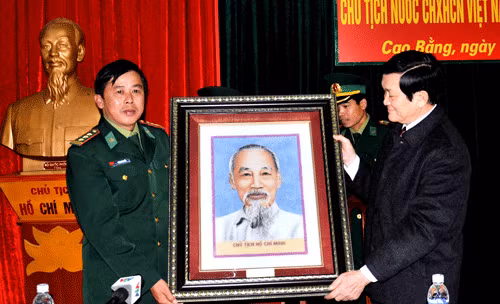 hủ tịch nước Trương Tấn Sang tặng quà cho cán bộ, chiến sĩ đồn BP Đàm Thủy hủ tịch nước Trương Tấn Sang tặng quà cho cán bộ, chiến sĩ đồn BP Đàm Thủy