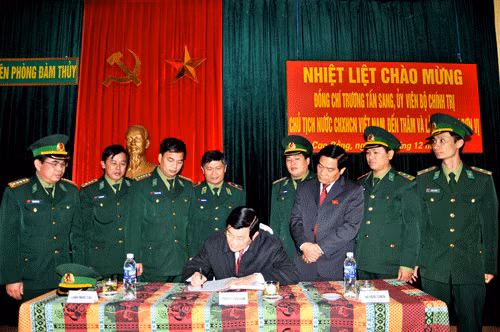 Chủ tịch nước Trương Tấn Sang ghi cảm tưởng vào sổ vàng truyền thống của đồn BP Đàm Thủy Chủ tịch nước Trương Tấn Sang ghi cảm tưởng vào sổ vàng truyền thống của đồn BP Đàm Thủy