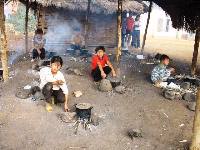 Mỗi cháu một nồi, kê ba viên đá, chụm củi, chụm giấy vở học trò vào nấu cơm ăn, bốn bề gió thốc, không phên liếp che chắn