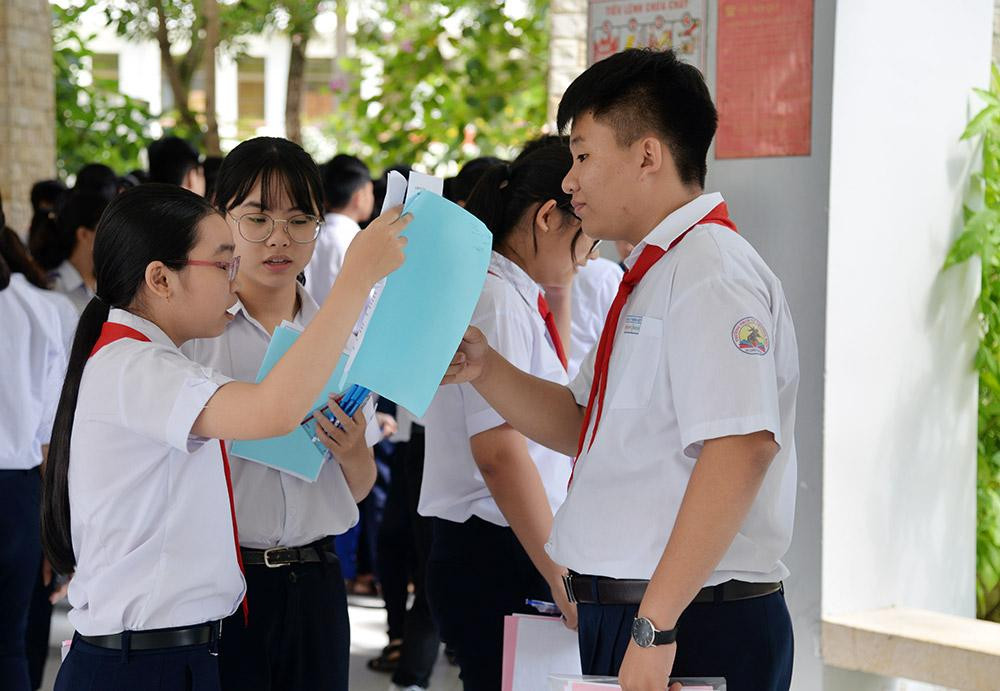 Thông tư 26 đã xếp môn Ngoại ngữ với môn Toán và Ngữ văn có vị thế giống nhau nhưng tuyển sinh 10 vẫn tính điểm Ngoại ngữ hệ số 1 (Ảnh minh họa: Báo An Giang)
