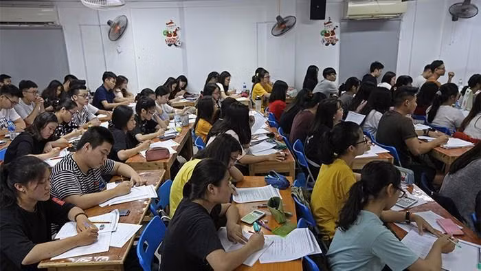 Gánh nặng học thêm đè lên vai các phụ huynh nghèo (Ảnh minh họa: Báo Vietnamnet) Gánh nặng học thêm đè lên vai các phụ huynh nghèo (Ảnh minh họa: Báo Vietnamnet)