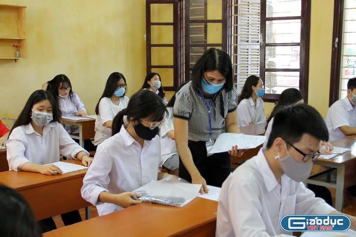 Học sinh cuối cấp phải học tăng tiết để chuẩn bị cho các kỳ thi cuối cấp (Hình ảnh chỉ mang tính chất minh họa, ảnh: Lã Tiến)