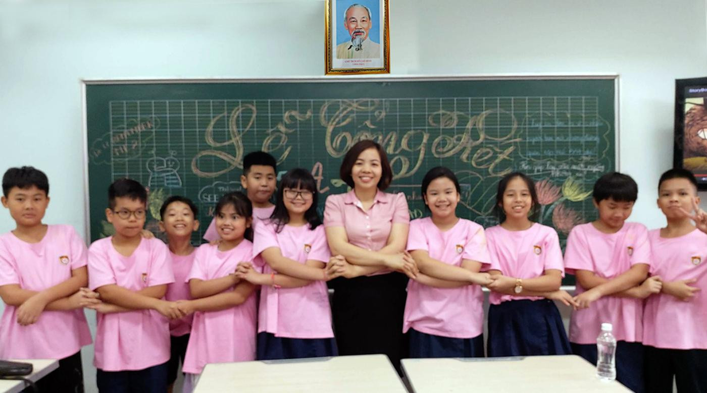 Cô Nguyễn Thị Chỉnh và học sinh Trường tiểu học Nguyễn Bỉnh Khiêm. Ảnh: NVCC. Cô Nguyễn Thị Chỉnh và học sinh Trường tiểu học Nguyễn Bỉnh Khiêm. Ảnh: NVCC.