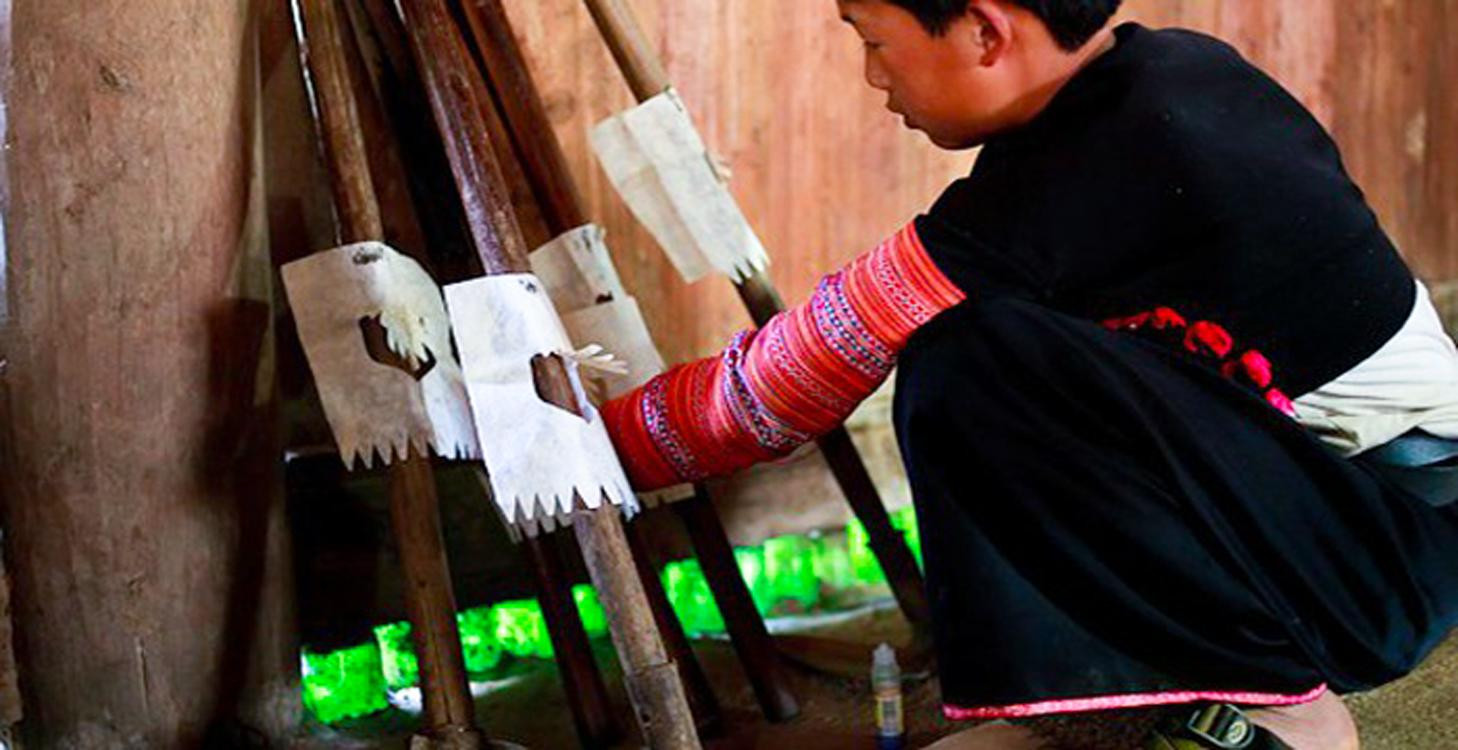 Người dân tộc H'Mông rửa sạch dụng cụ lao động vào dịp Tết. Ảnh: Tùng Dương.