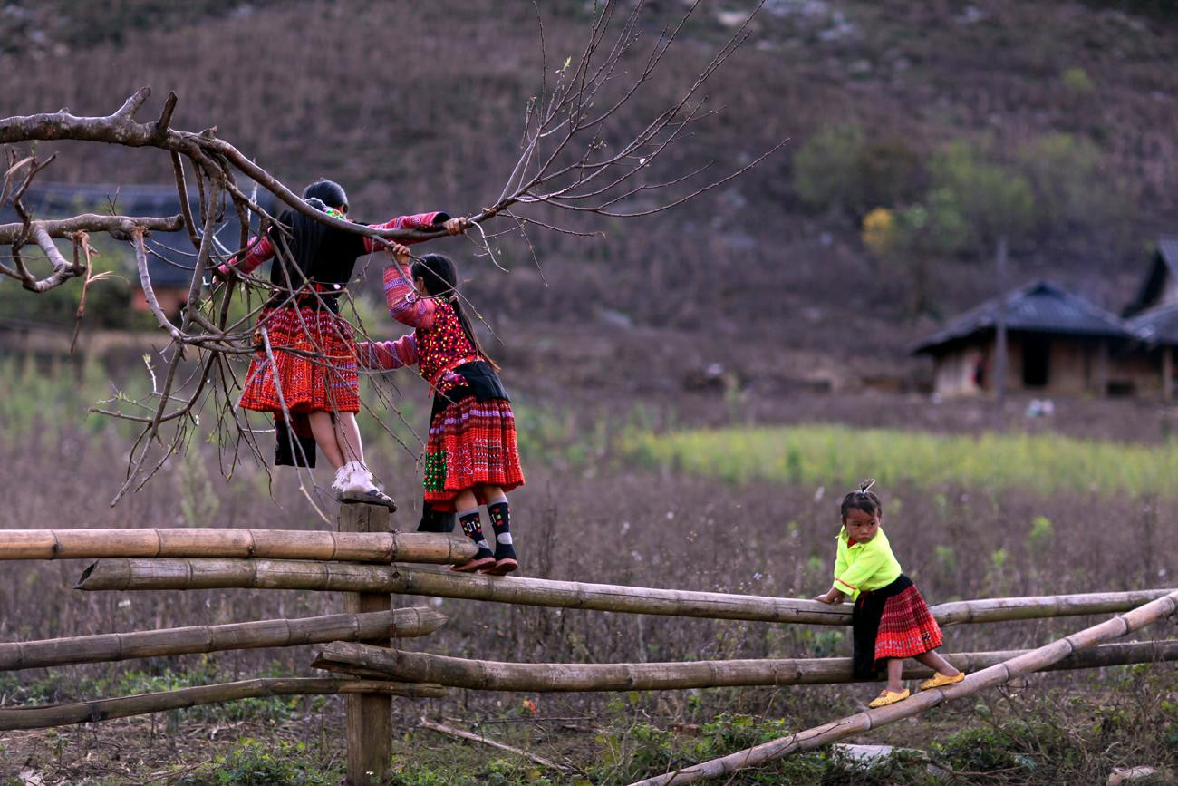 Trẻ em chơi đùa trong bản. Ảnh: Tùng Dương.