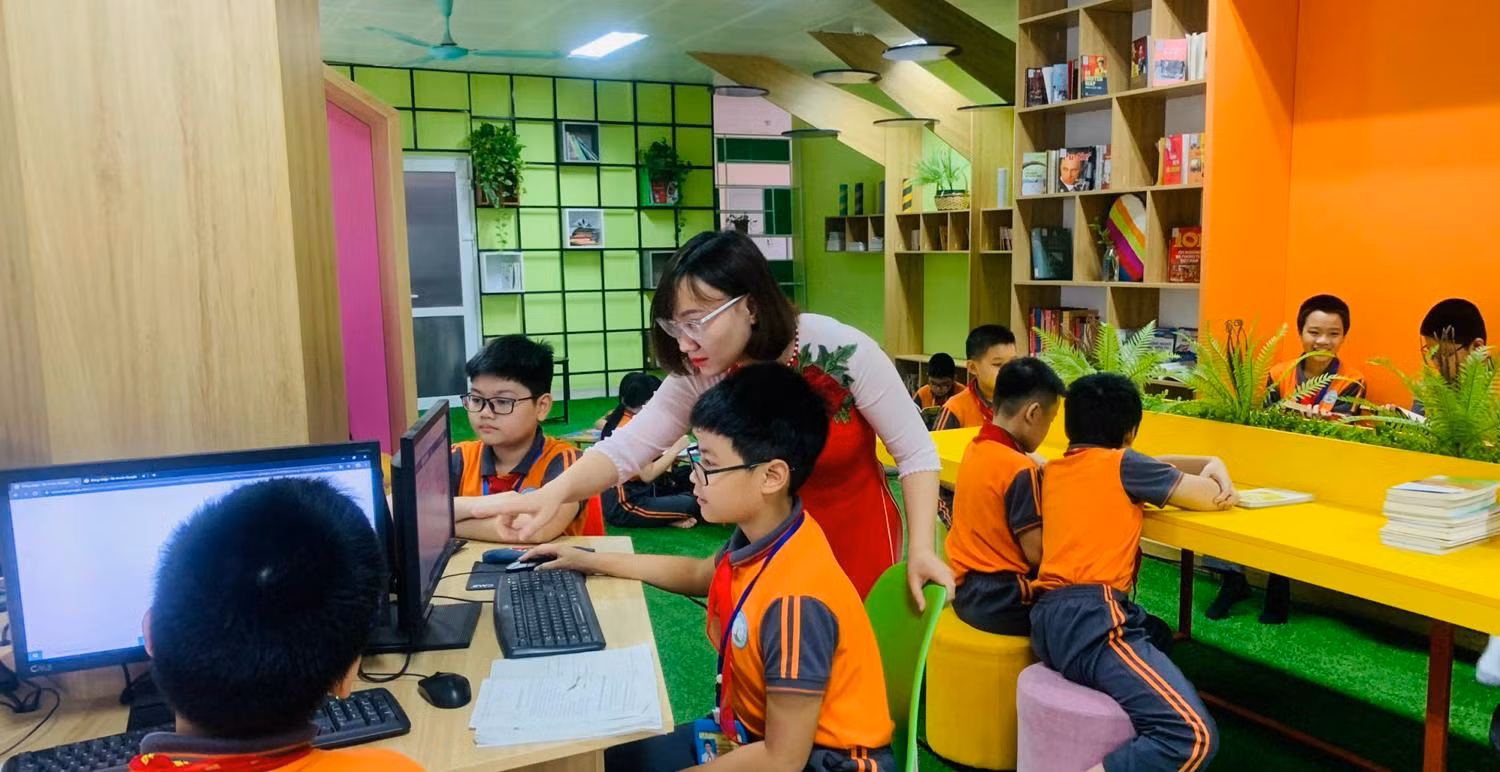 Theo cô Minh: "Thay vì viết cảm nhận thì các con có thể dùng phần mềm công nghệ để vẽ tranh, vẽ hình để minh họa". Ảnh: NVCC.