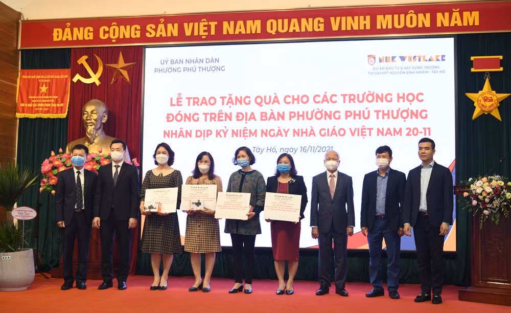 Hiệu trưởng các trường: Trường Mầm non Đoàn Thị Điểm, Trường Mầm non Phú thượng, Trường Tiểu học Phú thượng, Trường THCS Phú Thượng nhận quà tại buổi lễ. Ảnh: NTCC.