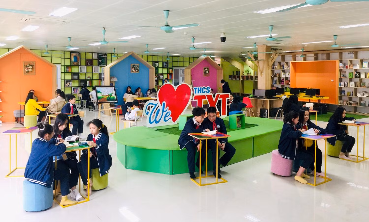 Thư viện "mở" hiện đại của Trường Trung học cơ sở Thanh Xuân Trung (quận Thanh Xuân, Hà Nội). Ảnh: NVCC.