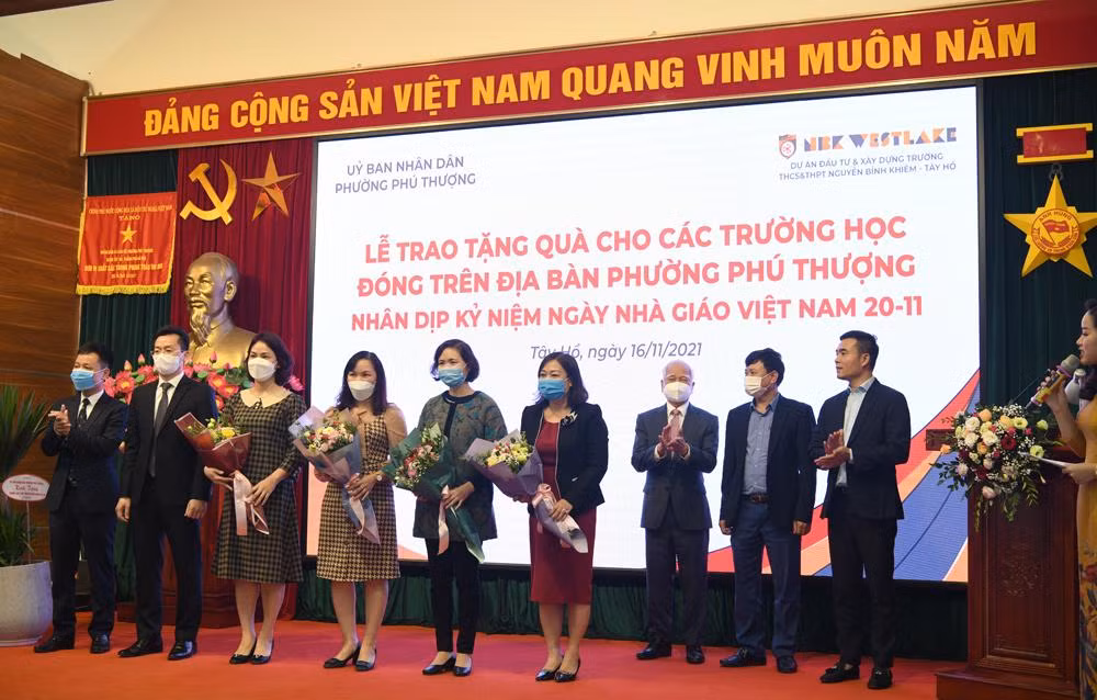 Mỗi phần quà tặng các trường là bộ thiết bị nghe nhìn (gồm máy tính cấu hình cao, máy ảnh, hệ thống âm thanh hội thảo…) để phục vụ cho công tác giảng dạy trực tuyến. Ảnh: NTCC.