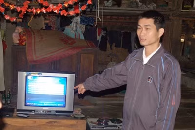 Có điện, nhiều gia đình trong bản Nước Ruộng đã sắm tivi, đầu karaoke... để giải trí (ảnh: Xuân Hoàng)