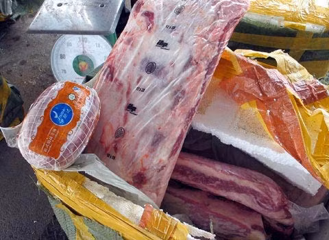 Thịt bò Trung Quốc "đội lốt" Úc, Mỹ bán ở chợ.