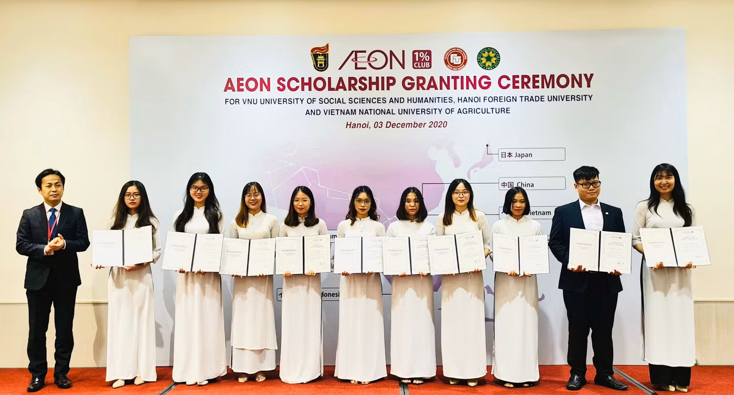 Đặng Thị Phương Anh (ngoài cùng bên phải) nhận học bổng Aeon Mall lần 2, năm 2020. Học bổng được trao cho những sinh viên có thành tích học tập xuất sắc tại khu vực Hà Nội. (Ảnh: Nhân vật cung cấp)
