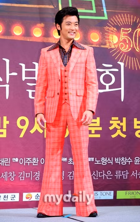Ahn Jae Wook nổi bật trên sân khấu với phong cách thời trang thập niên 60, 70: quần ống loe và màu sắc rực rỡ