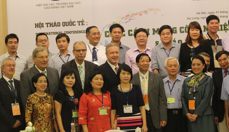 Các đại biểu tham dự hội thảo chụp ảnh lưu niệm tại Nhà khách Chính phủ, Hà Nội