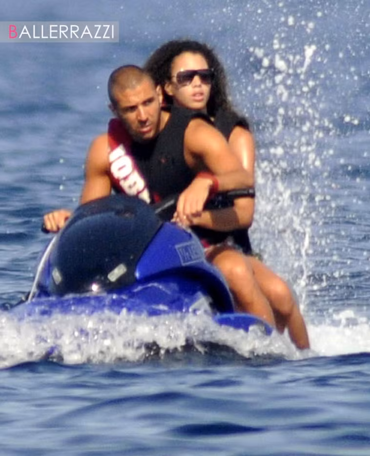 Gạt bỏ nỗi buồn EURO 2012, Benzema vui vẻ bên bạn gái mới có tên Sarah, hiện là người mẫu nội y mới 16 tuổi tại khu resort Porto Vecchio, đảo Corse, Pháp. Đây là việc làm khá mạo hiểm bởi trước đó Benzama đã dính nhiều rắc rối với vụ mua dâm gái vị thành niên.