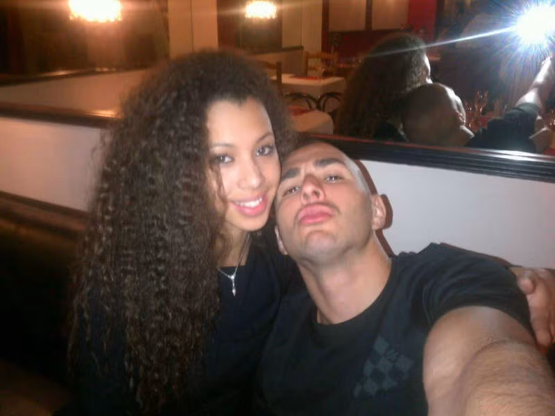 Benzema và Sarah quen biết nhau từ cuối năm 2009 qua một người bạn tại hộp đêm nhưng đến giờ mối quan hệ của 2 người mới công khai...