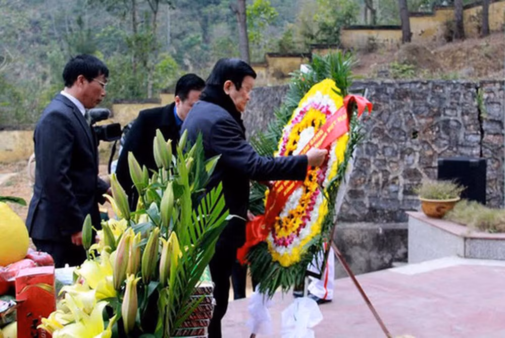 Ngày 17/2/2016, Chủ tịch nước Trương Tấn Sang đã thắp hương từng ngôi mộ tại Nghĩa trang liệt sĩ Trà Lĩnh (Cao Bằng), nơi yên nghỉ của hơn 300 liệt sĩ cuộc chiến tranh bảo vệ Tổ quốc, chống Trung Quốc tấn công biên giới phía Bắc năm 1979. Ảnh: VOV. Ngày 17/2/2016, Chủ tịch nước Trương Tấn Sang đã thắp hương từng ngôi mộ tại Nghĩa trang liệt sĩ Trà Lĩnh (Cao Bằng), nơi yên nghỉ của hơn 300 liệt sĩ cuộc chiến tranh bảo vệ Tổ quốc, chống Trung Quốc tấn công biên giới phía Bắc năm 1979. Ảnh: VOV.
