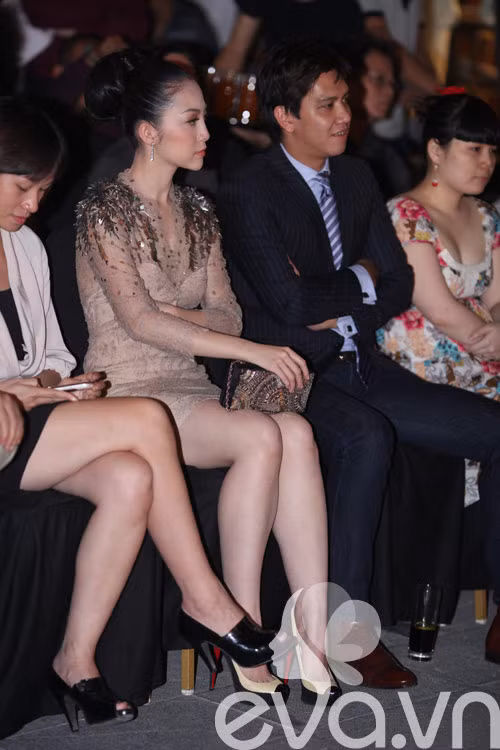 Chiếc váy màu nude tôn lên làn da trắng nõn nà của Linh Nga