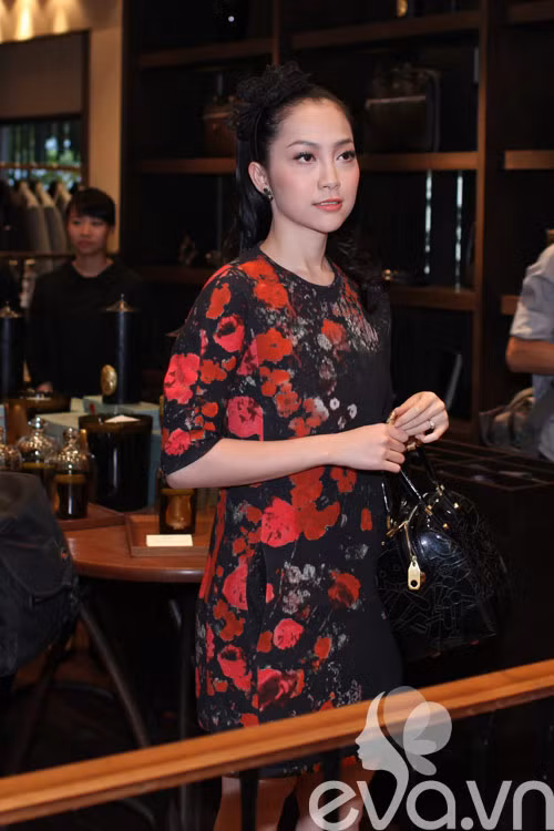 Với phong cách quý phái này, Linh Nga chọn kiểu tóc khá đơn giản nhưng lại tạo được điểm nhấn với chiếc bờm hoa màu đen