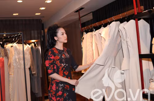 Linh Nga chọn xem những thiết kế của hãng thời trang Elie Saab bày bán tại LuaLa