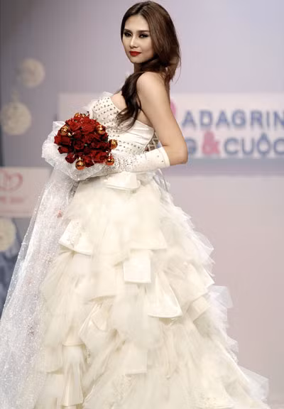 4. Hoàng Yến Á hậu 1 hoa hậu hoàn vũ Việt Nam 2008 sở hữu vẻ đẹp kiêu sa và vóc dáng hoàn mỹ. Khoác lên mình chiếc váy cưới trông cô càng thêm phần lộng lẫy. Các bạn gái có chiều cao khoảng 1m7 có thể xem mẫu váy cưới này là gợi ý thú vị cho ngày vu quy của mình. 4. Hoàng Yến Á hậu 1 hoa hậu hoàn vũ Việt Nam 2008 sở hữu vẻ đẹp kiêu sa và vóc dáng hoàn mỹ. Khoác lên mình chiếc váy cưới trông cô càng thêm phần lộng lẫy. Các bạn gái có chiều cao khoảng 1m7 có thể xem mẫu váy cưới này là gợi ý thú vị cho ngày vu quy của mình.