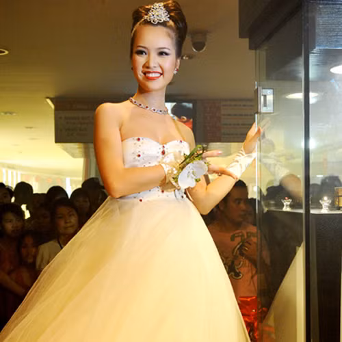Đẹp trong trang phục thường ngày, đẹp khi lên sàn diễn, đẹp trước ống kính phóng viên, đẹp ngay cả khi tất bật trổ tài nữ công gia chánh trong phòng bếp bé xinh… nhưng khi khoác lên mình chiếc váy cô dâu thì các mỹ nhân Việt toát lên vẻ đẹp đặc biệt làm mê đắm lòng người. 2. Thụy vân Khá kín tiếng trong chuyện tình cảm, rồi bất ngờ lên xe hoa, Á hậu 1 hoa hậu Việt Nam 2008 Thụy Vân khiến không it chàng trai ngẩn ngơ tiếc nuối. Trong chiếc váy cưới trị giá triệu đô, Thụy Vân thể hiện vẻ đẹp cùng niềm hạnh phúc của mình. Kiểu tóc vấn cao giúp Thụy Vân khoe nét sang trọng, quý phái. Đẹp trong trang phục thường ngày, đẹp khi lên sàn diễn, đẹp trước ống kính phóng viên, đẹp ngay cả khi tất bật trổ tài nữ công gia chánh trong phòng bếp bé xinh… nhưng khi khoác lên mình chiếc váy cô dâu thì các mỹ nhân Việt toát lên vẻ đẹp đặc biệt làm mê đắm lòng người. 2. Thụy vân Khá kín tiếng trong chuyện tình cảm, rồi bất ngờ lên xe hoa, Á hậu 1 hoa hậu Việt Nam 2008 Thụy Vân khiến không it chàng trai ngẩn ngơ tiếc nuối. Trong chiếc váy cưới trị giá triệu đô, Thụy Vân thể hiện vẻ đẹp cùng niềm hạnh phúc của mình. Kiểu tóc vấn cao giúp Thụy Vân khoe nét sang trọng, quý phái.