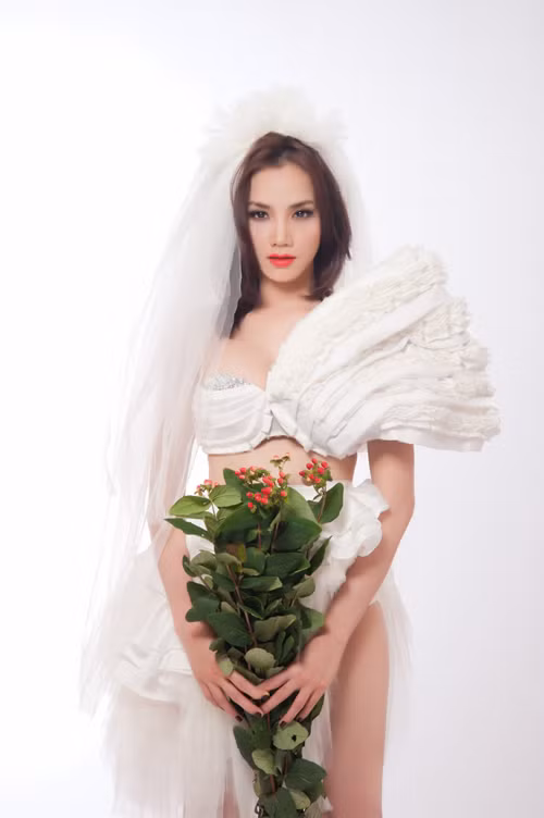 10.Trang nhung Không chỉ gặt hái thành công trên sàn catwalk, người đẹp Trang Nhung đang dần tạo dựng tên tuổi trên lĩnh vực điện ảnh. Ở cô toát lên vẻ kiêu sa, quyến rũ khó cưỡng lại. Đây là chiếc váy cưới đẹp – độc – điệu mà các cô dâu khó lòng dám diện. 10.Trang nhung Không chỉ gặt hái thành công trên sàn catwalk, người đẹp Trang Nhung đang dần tạo dựng tên tuổi trên lĩnh vực điện ảnh. Ở cô toát lên vẻ kiêu sa, quyến rũ khó cưỡng lại. Đây là chiếc váy cưới đẹp – độc – điệu mà các cô dâu khó lòng dám diện.