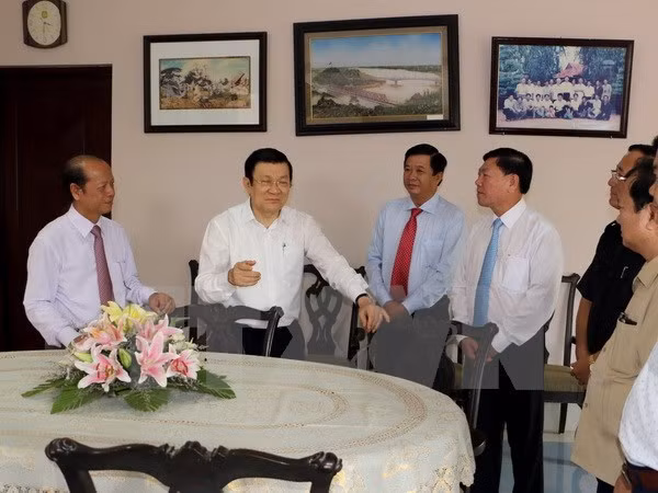 Chủ tịch nước Trương Tấn Sang với lãnh đạo tỉnh Vĩnh Long tại Khu tưởng niệm cố Thủ tướng Chính phủ Võ Văn Kiệt ở huyện Vũng Liêm, tỉnh Vĩnh Long. (Ảnh: Phạm Minh Tuấn/TTXVN).