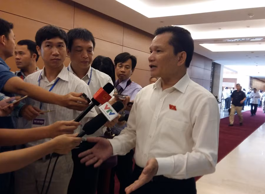 Đại biểu Bùi Sỹ Lợi nêu quan điểm: "Về hưu cũng phải xử lý, thế mới công bằng với công dân”. ảnh: Ngọc Quang.