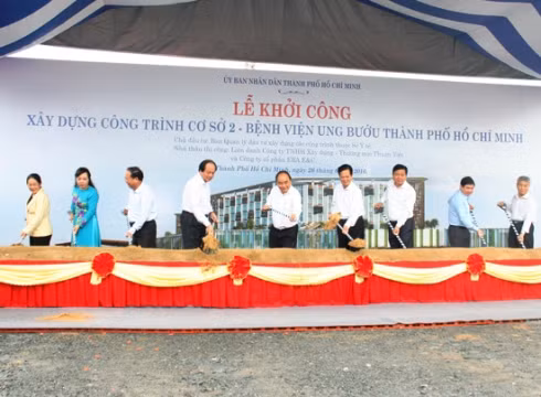 Lãnh đạo Chính phủ, Bộ Y tế, TP.Hồ Chí Minh tại lễ khởi công cơ sở 2 - bệnh viện Ung Bướu (ảnh: SGGP)