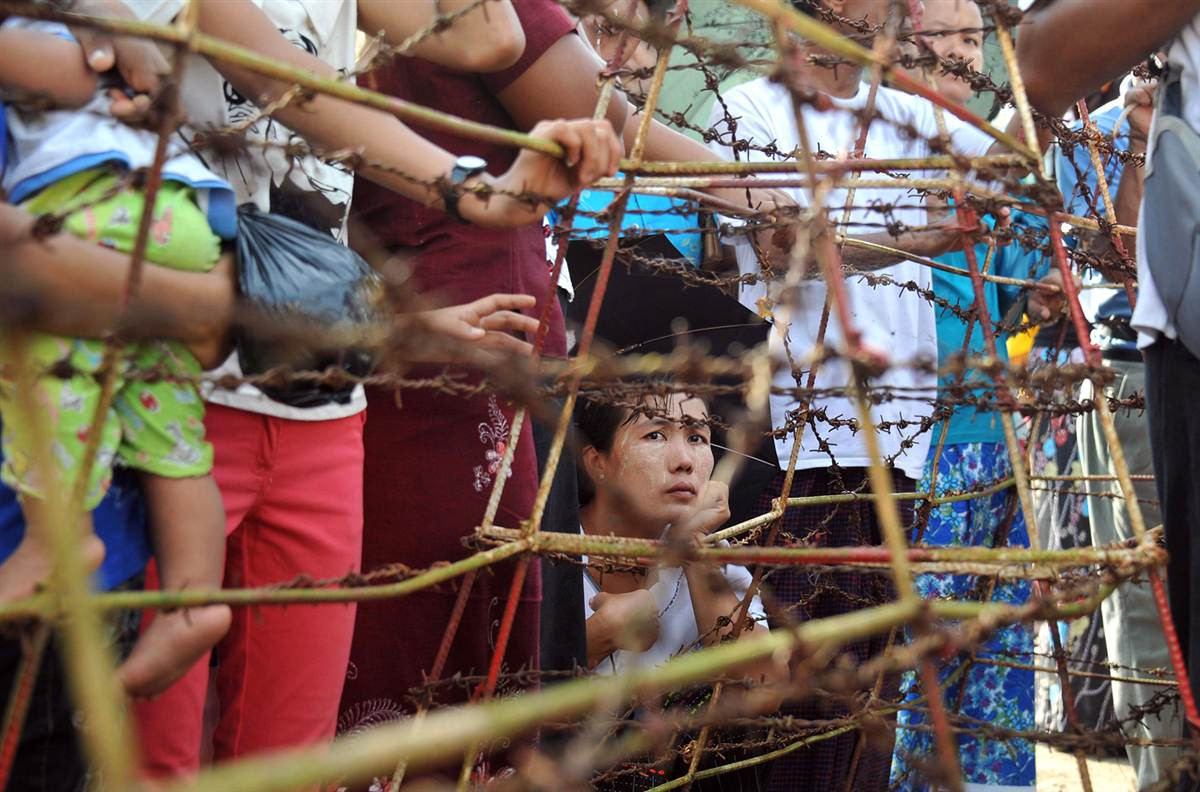 Cảnh người nhà đợi tù nhân được phóng thích ở Yangon, Myanmar. Cảnh người nhà đợi tù nhân được phóng thích ở Yangon, Myanmar.
