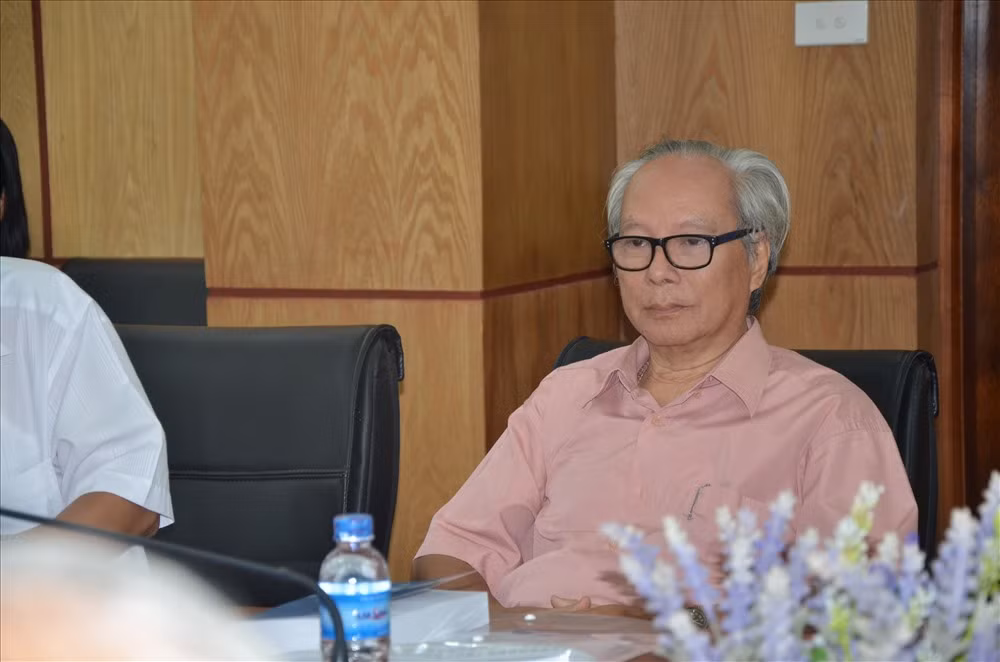 Tiến sĩ Lê Viết Khuyến cho rằng, theo lý thuyết đo lường và đánh giá trong giáo dục thì một đề thi được xem là “chuẩn” nếu phổ điểm của nó có phân bố dạng hình chuông úp đối xứng. (Ảnh: Huyên Nguyễn)