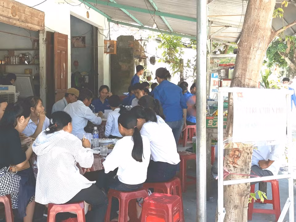 Thời tiết không ủng hộ nhưng những tấm áo xanh trường Bùi Dục Tài giúp các em vững bước vượt vũ môn. Thời tiết không ủng hộ nhưng những tấm áo xanh trường Bùi Dục Tài giúp các em vững bước vượt vũ môn.